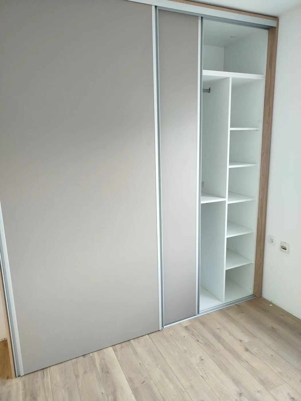 Slobodnostojeći plakar sa 3 vrata