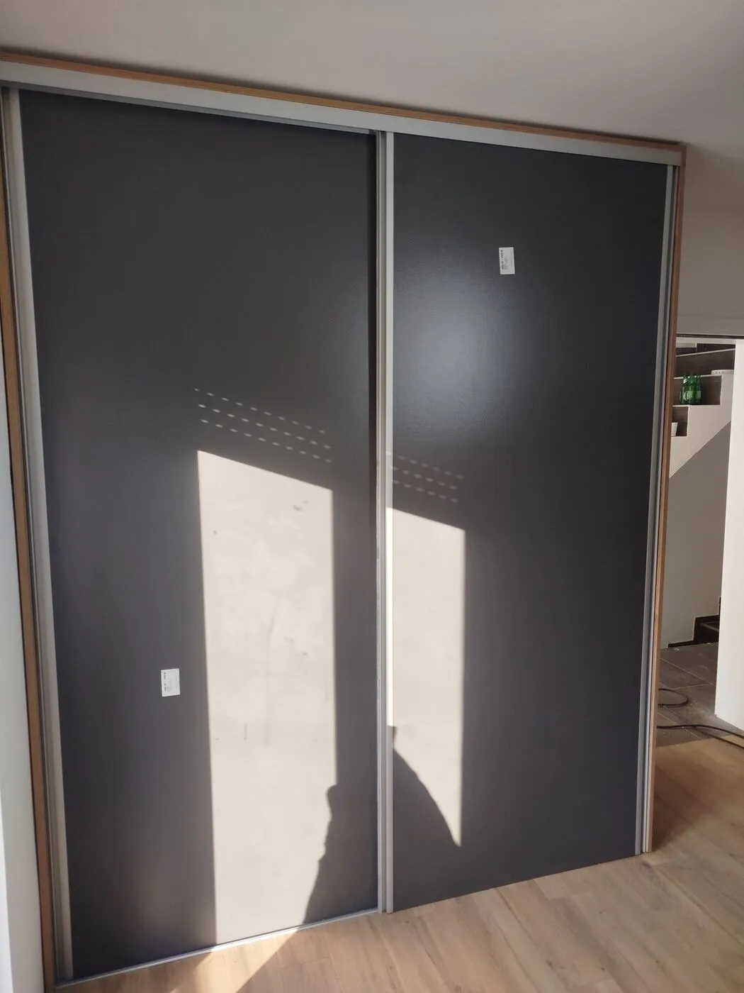 Plakar sa ogledalom na kliznim vratima