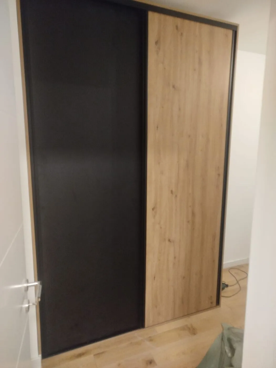Kombinacija drveta i crnih detalja